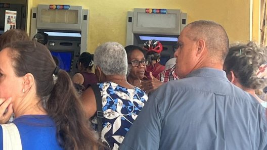 Banco cubano reorganiza el uso de los cajeros automáticos ante alta demanda de efectivo
