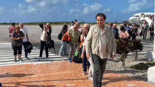 Nuevo vuelo de Argentina a polo turístico cubano llega en plena crisis de combustible