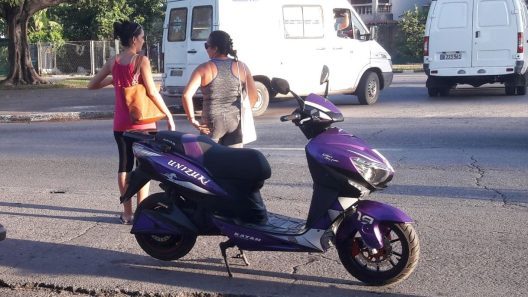 Cuba flexibiliza uso de triciclos eléctricos y motorinas para carga y pasajeros