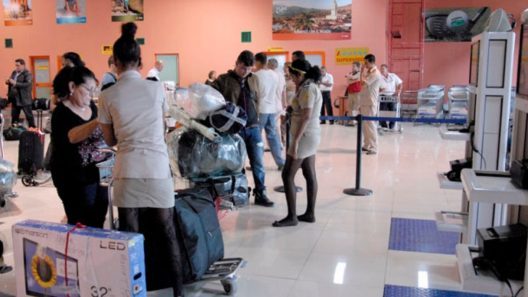 ¿Se puede seguir viajando a Cuba con comida y medicinas gratis? Lo que dice la Aduana para 2026