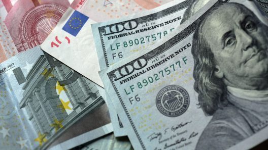 Dólar sigue elevado en Cuba: así está hoy el mercado oficial e informal