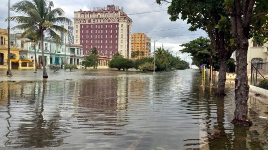 Fuertes olas provocan inundaciones en el Malecón y zonas bajas de La Habana