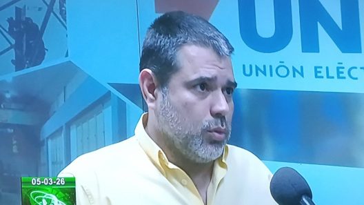 Restablecen la interconexión del sistema eléctrico en Cuba, pero la baja generación mantiene a oscuras a la mayoría del país