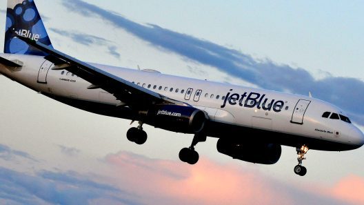 Evacúan avión en Florida tras amenaza de bomba