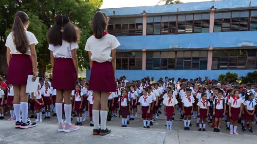 Escuelas en Cuba seguirán abiertas este lunes pese a la crisis del sistema eléctrico