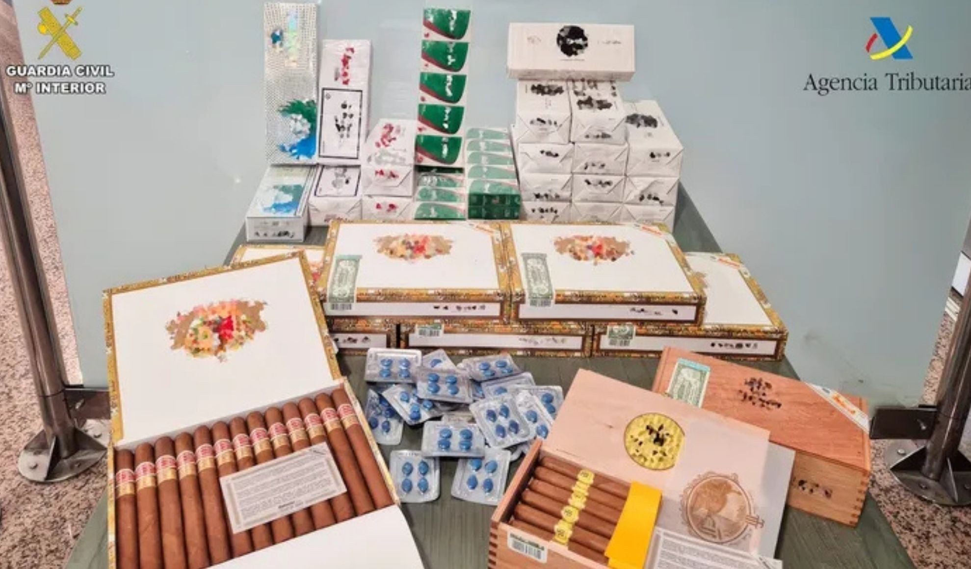 Incautan casi 200 habanos, pastillas de viagra y miles de cigarrillos a cubano en aeropuerto español