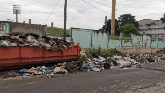 Crisis en Cuba obliga a reubicar trabajadores: de oficinas a la recogida de basura