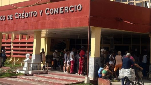 Persiste la crisis de efectivo en Cuba: largas colas y dinero que no alcanza