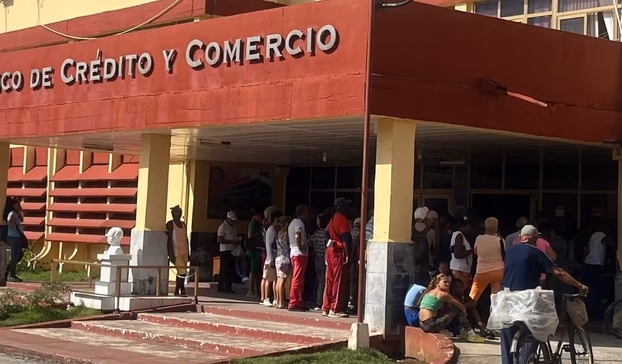 Persiste la crisis de efectivo en Cuba: largas colas y dinero que no alcanza