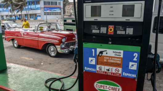 Lo que nadie te cuenta sobre rentar un carro en Cuba: la odisea de conseguir gasolina