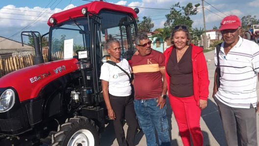 Campesinos de Santiago de Cuba reciben tractores e insumos para «impulsar la producción agrícola»