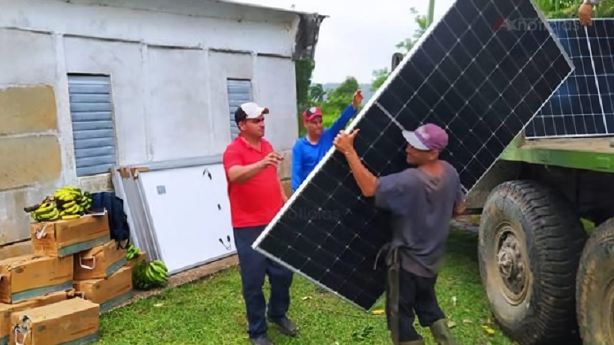 ETECSA instala 54 paneles solares en Jobabo para mantener las telecomunicaciones durante los apagones