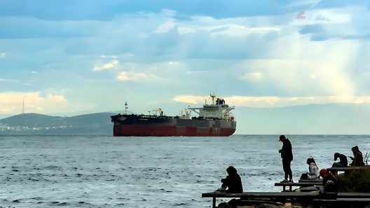 Petrolero turco con crudo ruso sufre explosión tras ataque en el mar Negro