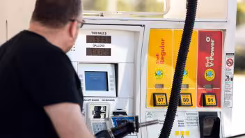 La gasolina seguirá cara en Estados Unidos pese a la caída del petróleo tras el giro de Trump