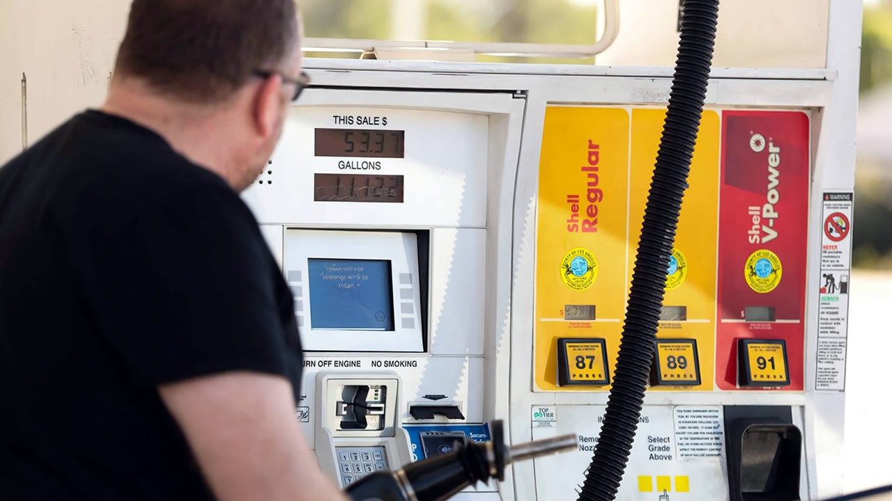 La gasolina seguirá cara en Estados Unidos pese a la caída del petróleo tras el giro de Trump