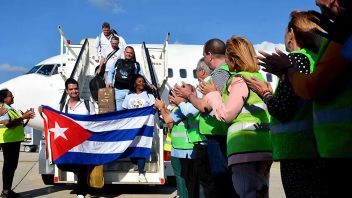 Regresan a Cuba médicos que trabajaban en Jamaica tras cancelación del acuerdo sanitario