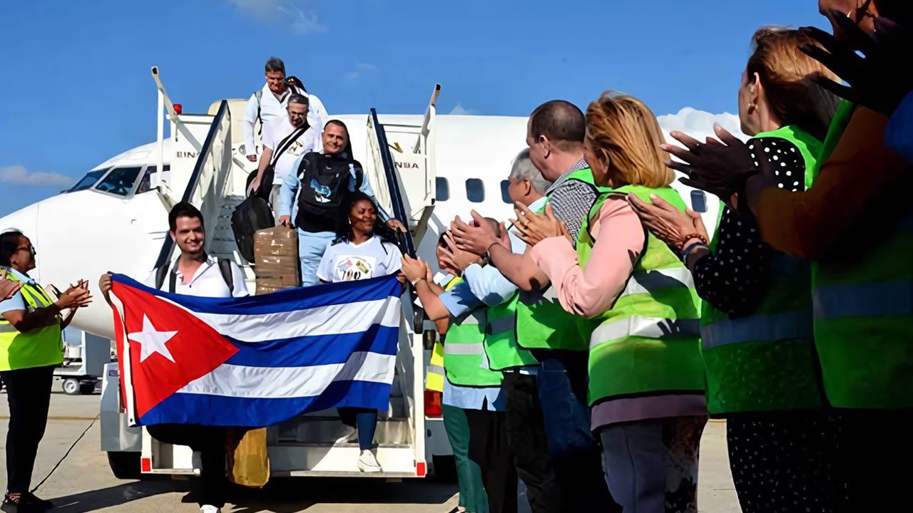Regresan a Cuba médicos que trabajaban en Jamaica tras cancelación del acuerdo sanitario
