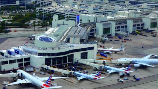 Desde el lunes agentes de ICE podrían controlar a aeropuertos si no financian la TSA en Estados Unidos