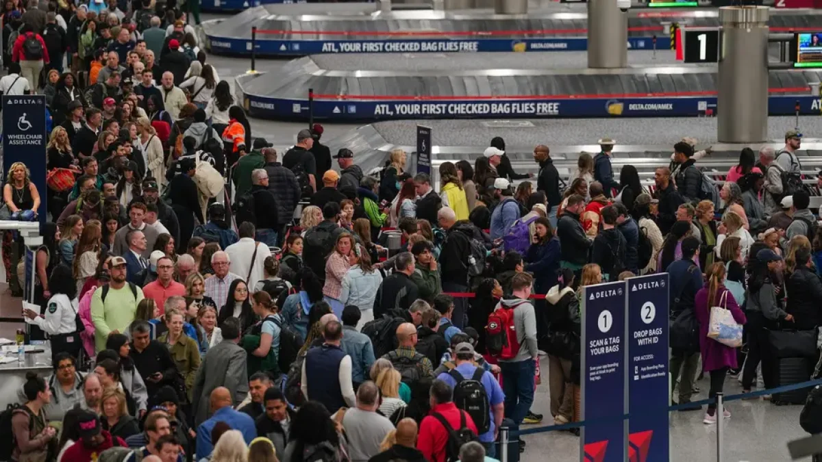Abogados advierten a migrantes: más de 800 detenciones de ICE en aeropuertos de Estados Unidos encienden las alarmas