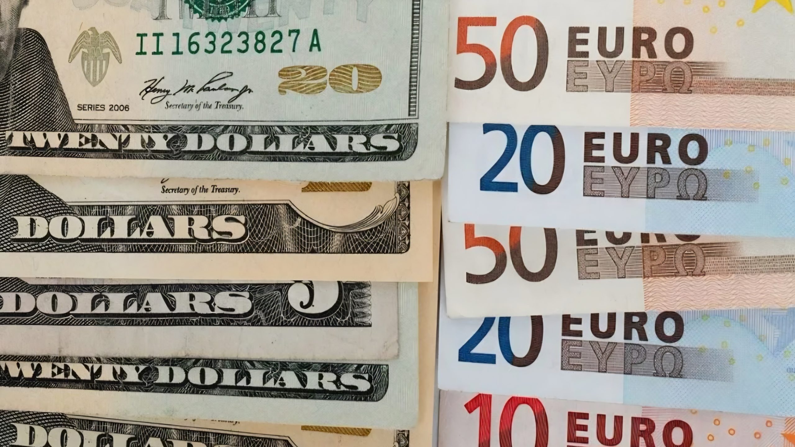 El dólar y el euro vuelven a subir en Cuba mientras se amplía la distancia con la tasa oficial