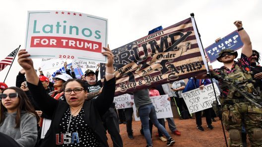 ¿Por qué decrece el apoyo a Trump entre los inmigrantes latinos?