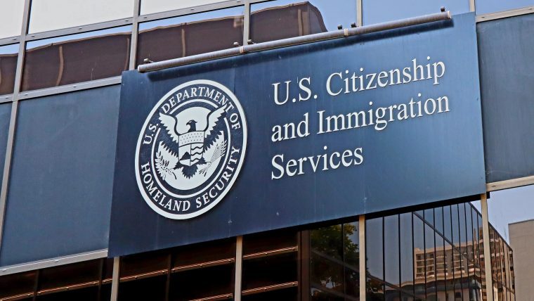 USCIS endurece sus revisiones y prevé más retrasos en permisos, asilo y otros trámites en Estados Unidos