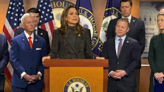 Abogado de Miami estalla contra María Elvira Salazar por este motivo migratorio