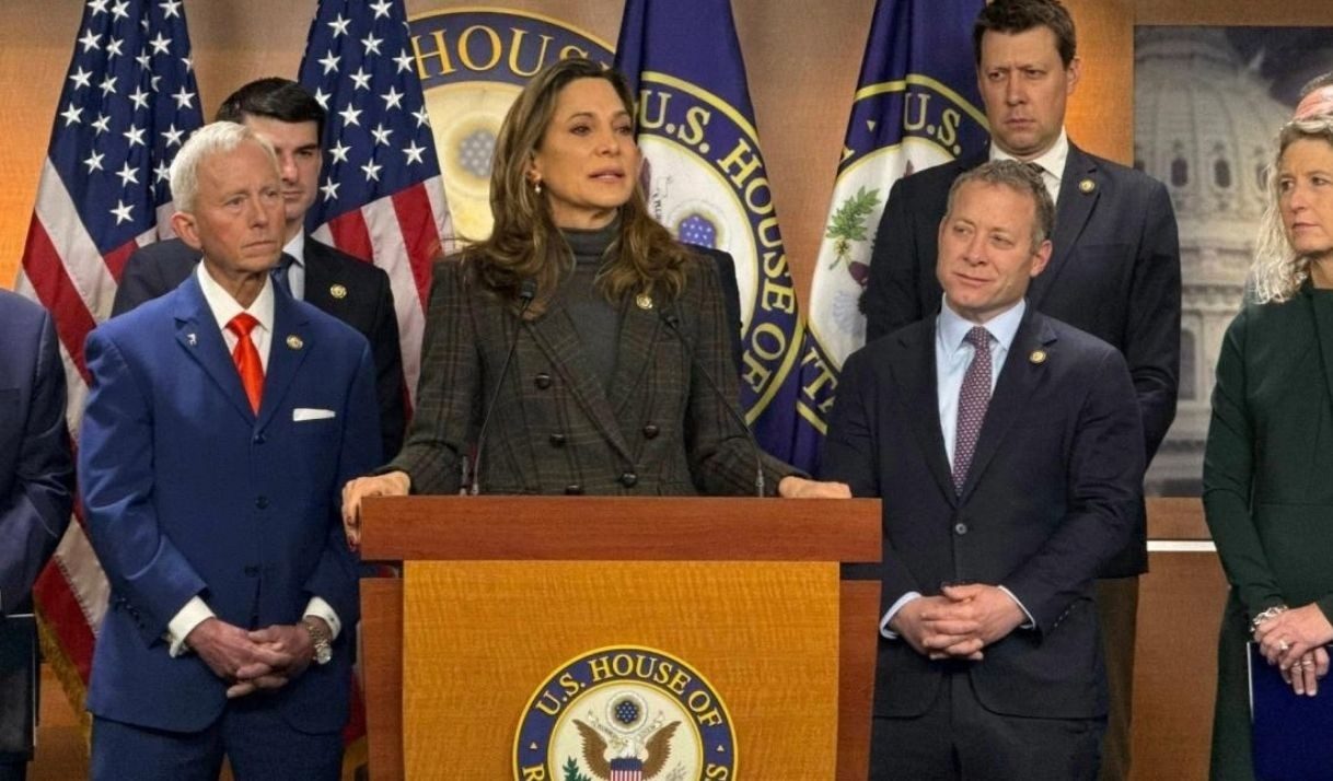 Abogado de Miami estalla contra María Elvira Salazar por este motivo migratorio