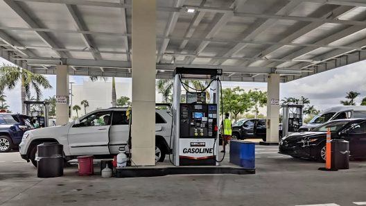 El petróleo se dispara y toca los 126 dólares: su nivel más alto en cuatro años