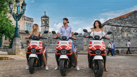Alquiler de motos eléctricas en La Habana: el servicio en euros que evidencia la brecha del transporte en Cuba