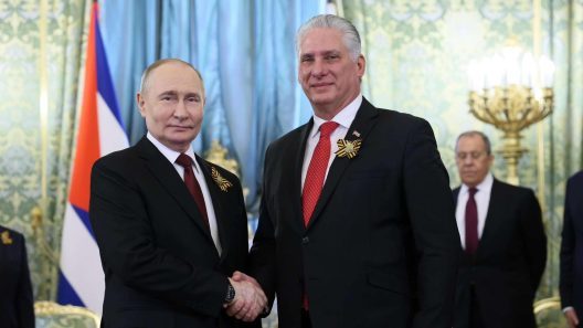 Rusia materializa su ayuda a Cuba: cargamento de medicinas, control en la TV y luz para La Habana