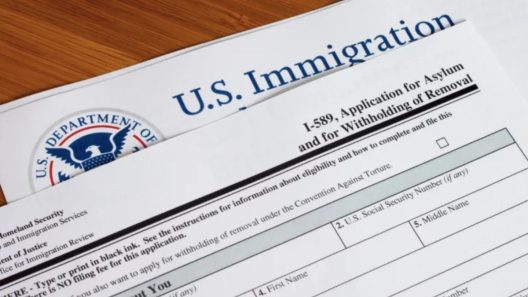 DHS impone “pago o deportación”: la nueva Tarifa Anual de Asilo entra en vigor con castigos severos