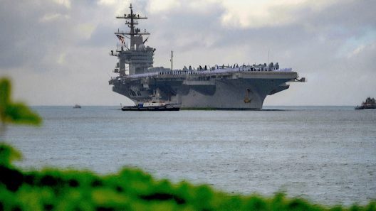 Trump eleva la tensión con Cuba: habla de enviar un portaaviones a solo 100 yardas de la isla