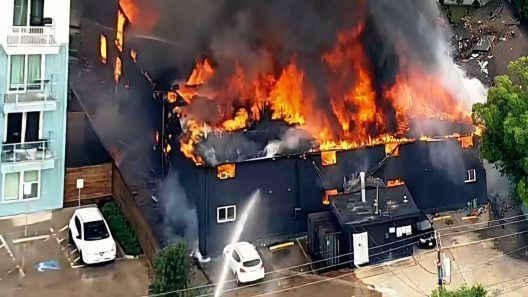 Explosión en complejo de apartamentos en Estados Unidos provoca incendio y alarma por personas atrapadas