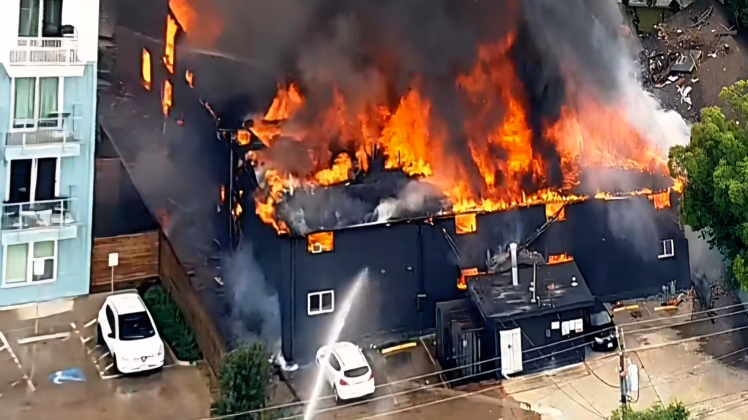 Explosión en complejo de apartamentos en Estados Unidos provoca incendio y alarma por personas atrapadas