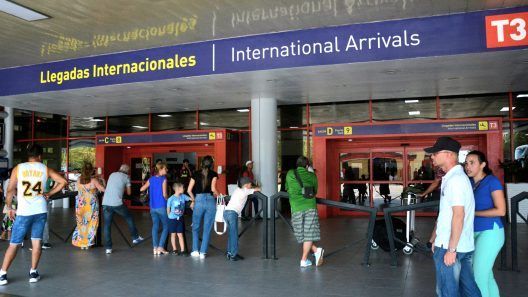 Aerolíneas cancelan vuelos a Cuba y el gobierno propone rutas alternativas a los viajeros