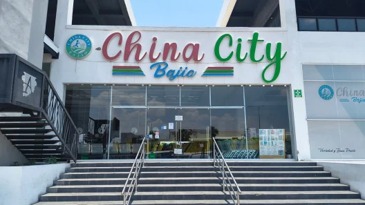 Cubanos y venezolanos bajo explotación laboral en tiendas chinas cerradas en México
