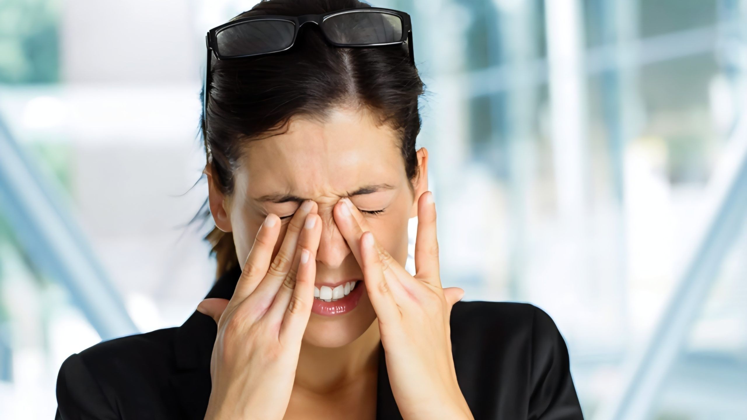 Picazón en los ojos: por qué frotarlos puede dañar la córnea