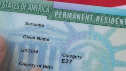 Abogada explica por qué miles de cubanos siguen esperando la residencia en EE.UU.