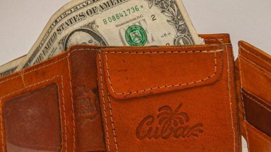 Dólar en Cuba sigue en alza: así amanecen hoy las tasas oficiales y del mercado informal