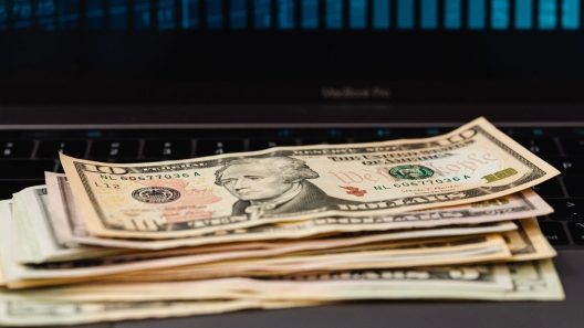 Así te afecta el «dólar débil» en Miami si mandas remesas a tu familia en Cuba