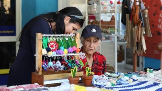 “Si compras un regalo, no comes”: cubanos estallan por precios en feria del Día de las Madres
