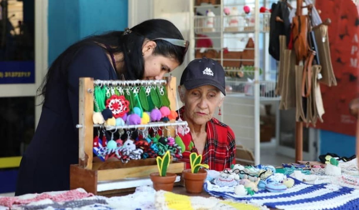 “Si compras un regalo, no comes”: cubanos estallan por precios en feria del Día de las Madres