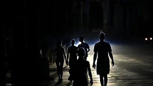 Reportan protestas, cacerolazos y calles bloqueadas en La Habana por largos apagones