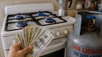 Gas en dólares para Cuba desata críticas entre familias cubanas en Miami