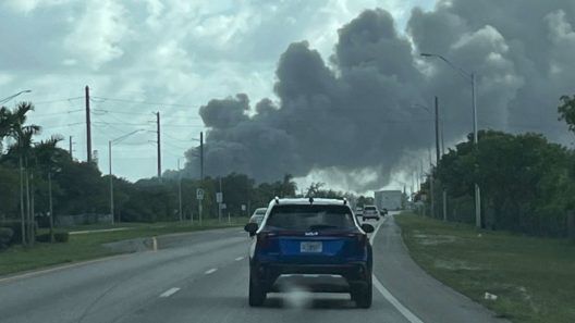 Incendio de gran magnitud en Miami genera alerta en varias ciudades