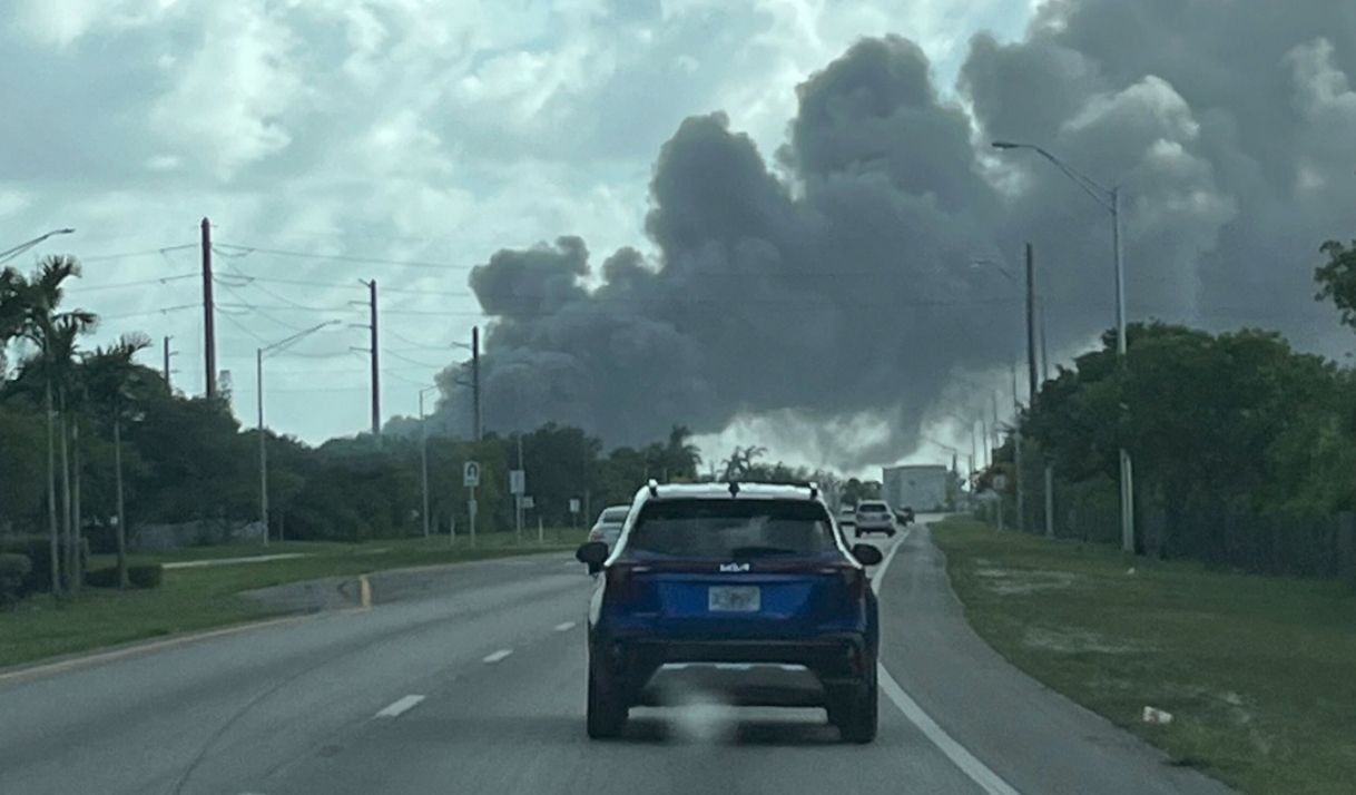 Incendio de gran magnitud en Miami genera alerta en varias ciudades