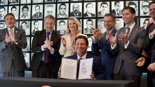 DeSantis firma en Miami una ley que endurece restricciones contra Cuba y otros gobiernos señalados por Florida