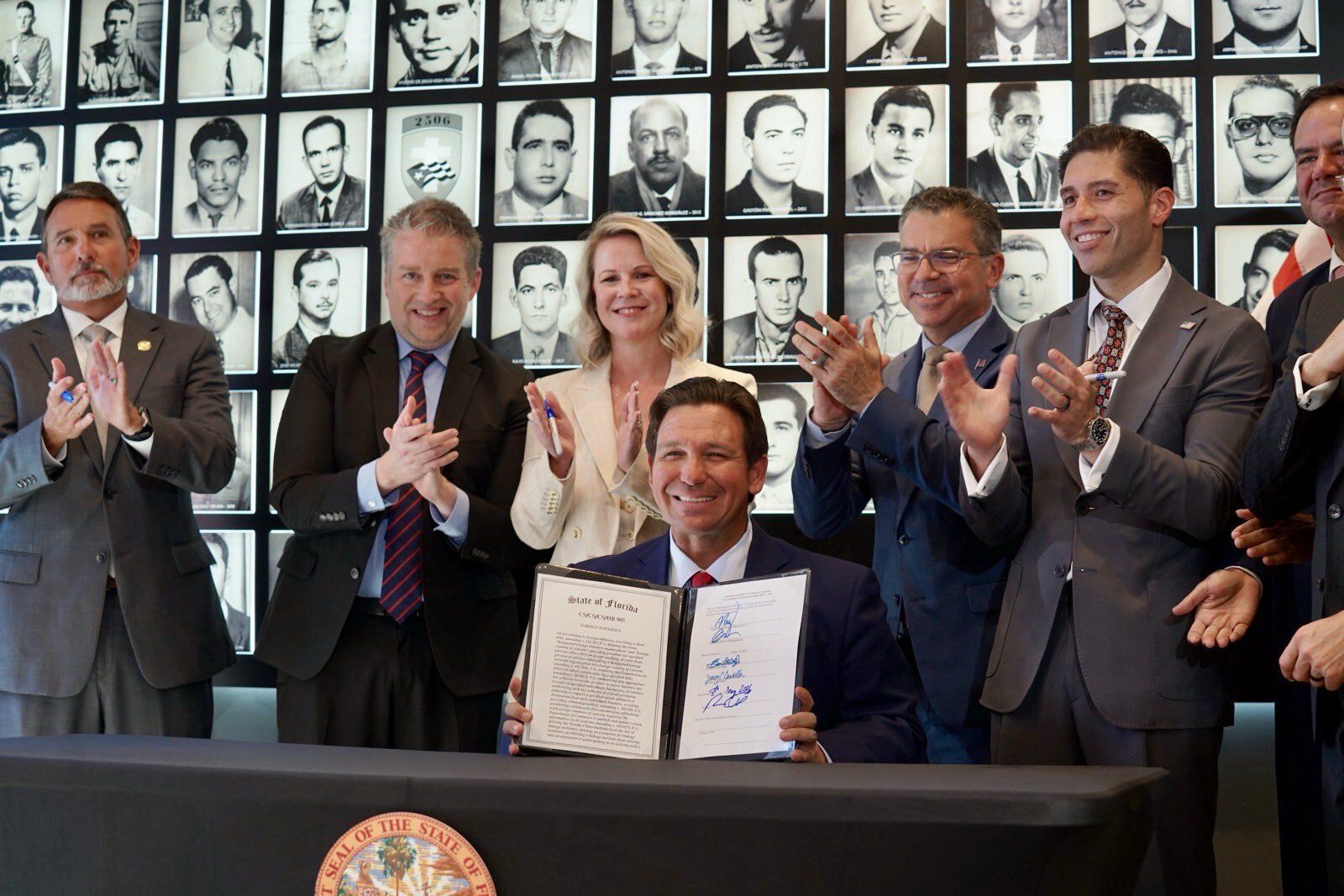 DeSantis firma en Miami una ley que endurece restricciones contra Cuba y otros gobiernos señalados por Florida
