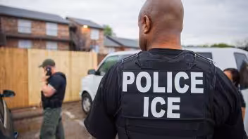 ICE registra casi 6.000 ingresos en centros de detención de Miami y busca 5.500 camas adicionales